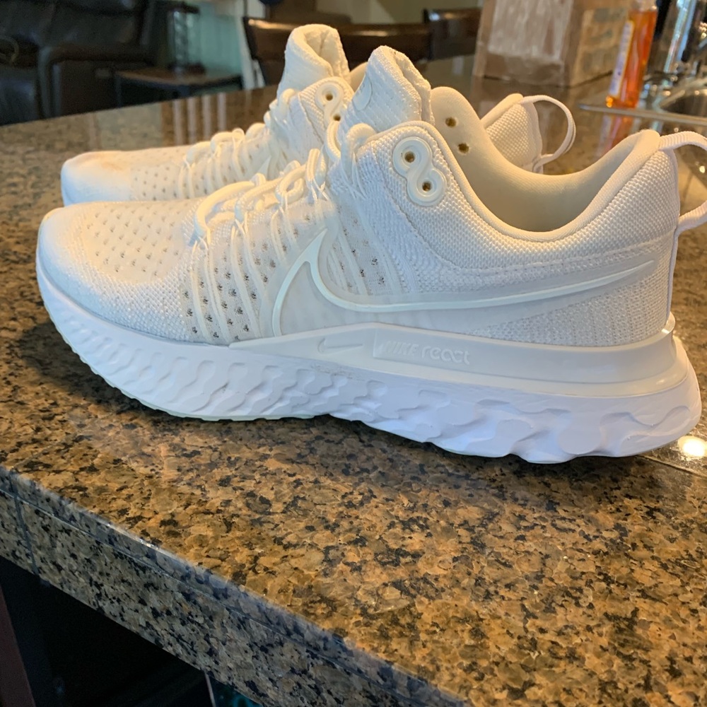 Nike flyknit react size 8.5. Only worn a couple times